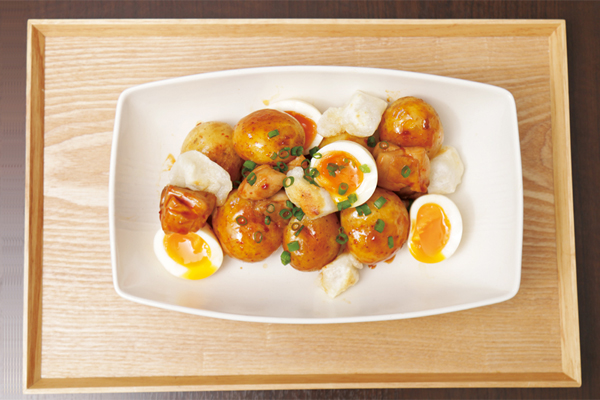 新じゃがと鶏肉のピリ辛もち:ホクホクおいしい新じゃがとおもちがぴったり