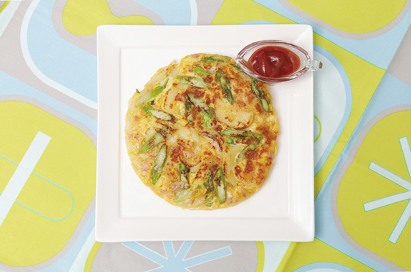 アスパラガスのスパニッシュ餅オムレツ:簡単なのに食べ応え充分！